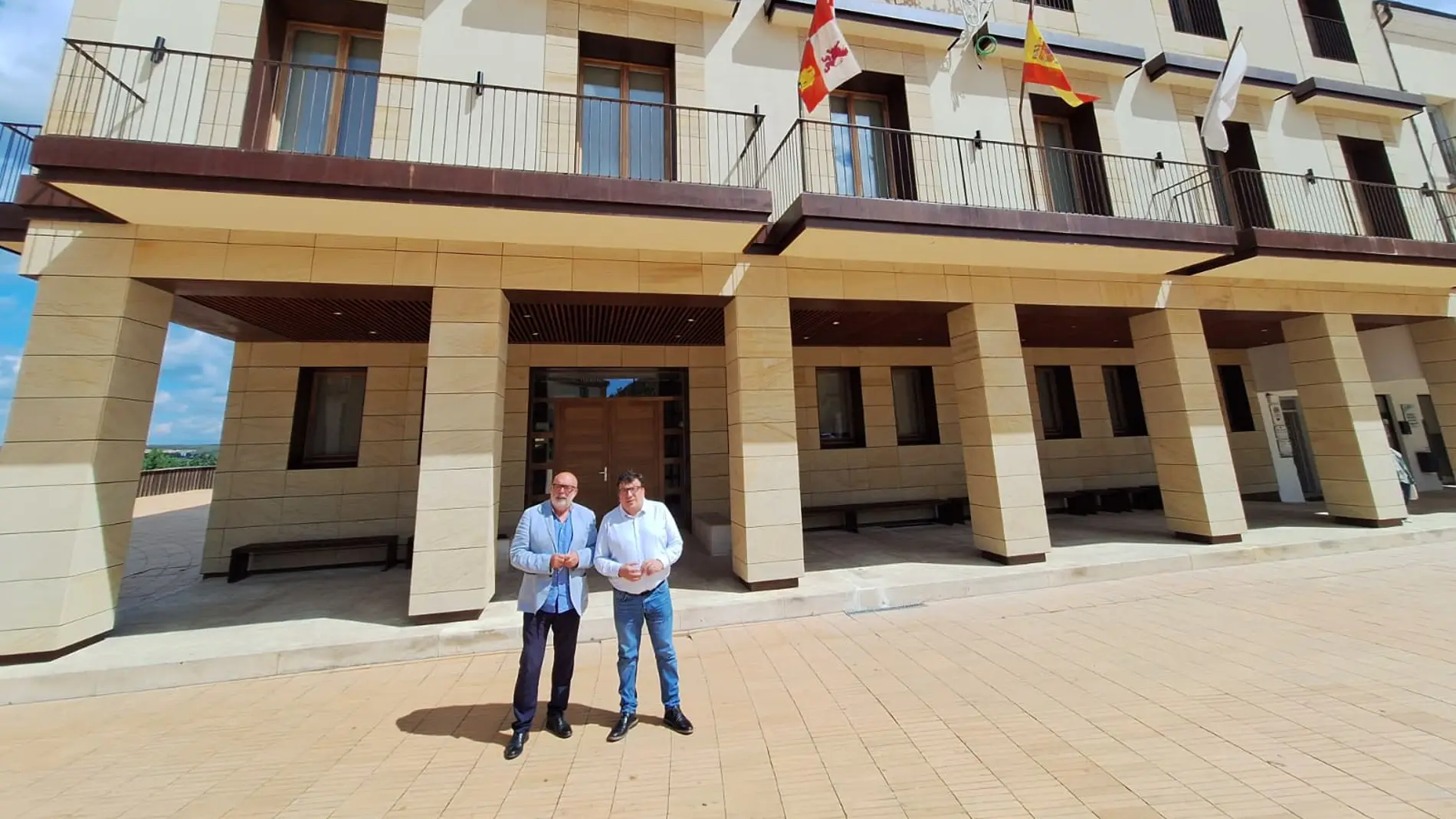 El subdelegado del Gobierno en Soria, Miguel Latorre, y el alcalde de Almazán, Jesús Cedazo, visitan las instalaciones del Ayuntamiento adnamantino