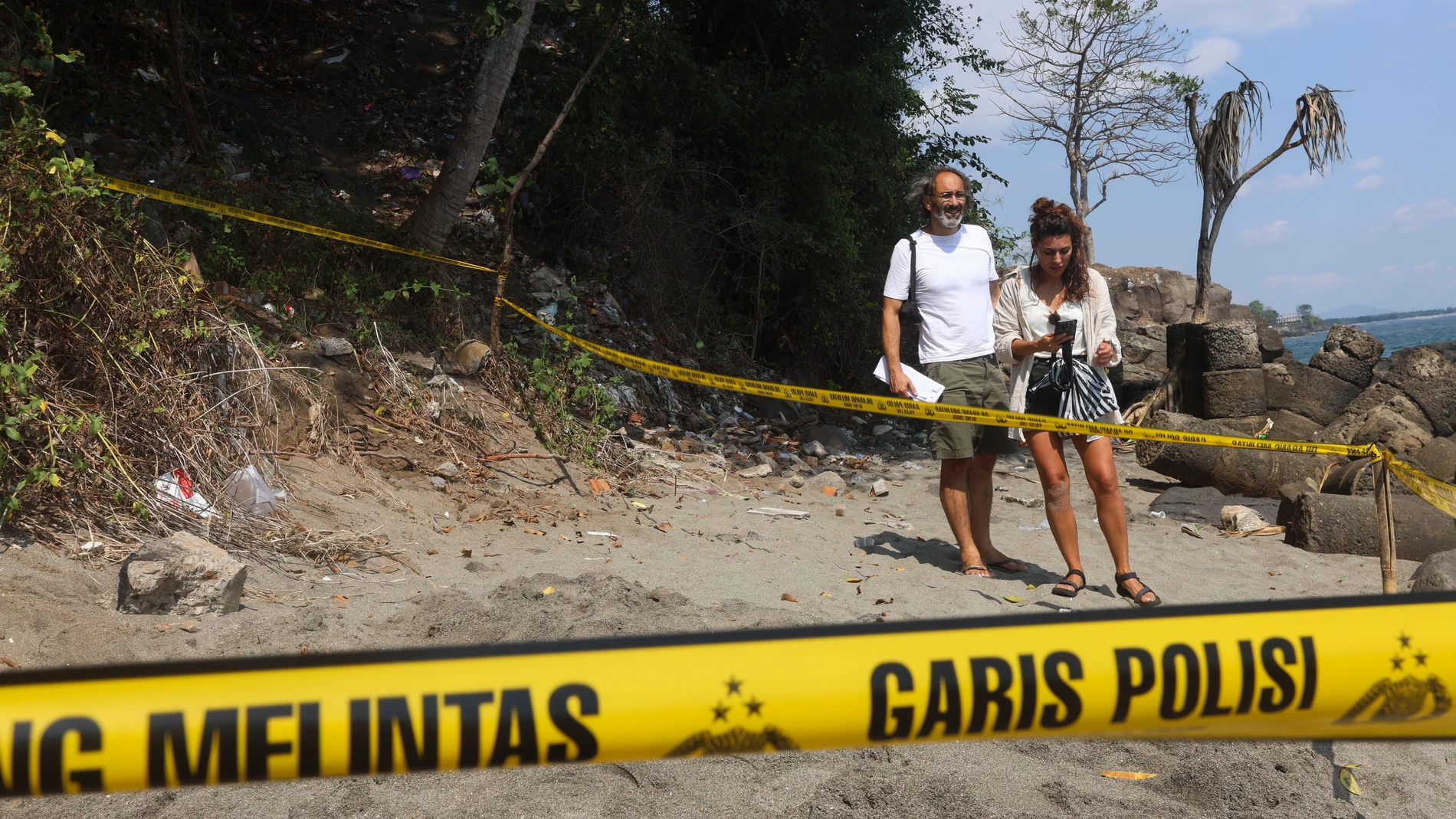 SENGGIGI (INDONESIA), 31/08/2025.- Familiares de la española María Matilda Muñoz inspeccionan la playa de Alberto, donde fue encontrado el cuerpo de la española María Matilda Muñoz en la aldea de Senggigi, Batu Layar, Lombok Occidental, Provincia de Nusa Tenggara Occidental, Indonesia. La española Matilde Muñoz fue asesinada premeditadamente, según la Policía de Indonesia, en la paradisíaca isla de Lombok, donde según sus familiares "se sentía en casa", un enclave en alza por su tranquilidad ...