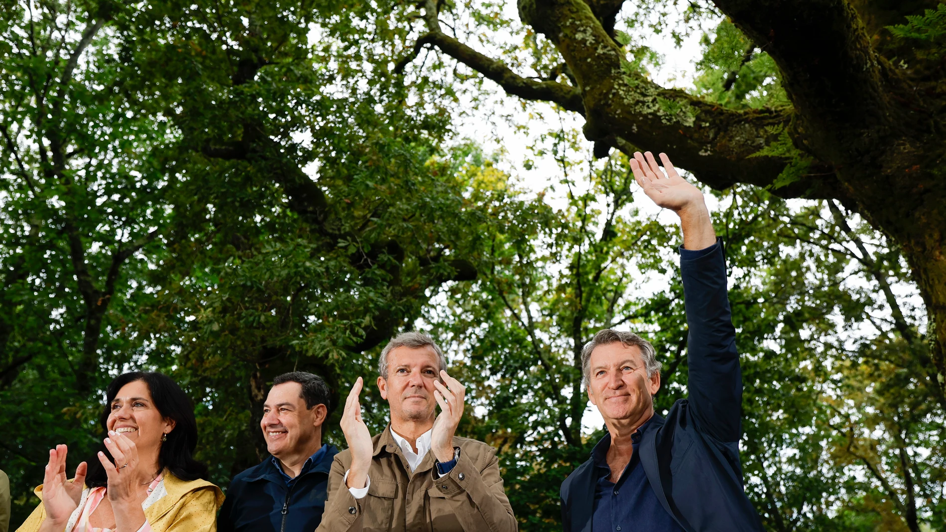 CERDEDO-COTOBADE (PONTEVEDRA), 31/08/2025.- El líder del PP, Alberto Núñez Feijóo (d), el presidente de la Xunta de Galicia, Alfonso Rueda (c), el presidente de la Junta de Andalucía, Juanma Moreno (2i), y la secretaria general del PP de Galicia, Paula Prado, asisten al acto de inauguración de la temporada política este domingo en la localidad pontevedresa de Cerdedo-Cotobade. EFE/ Lavandeira Jr
