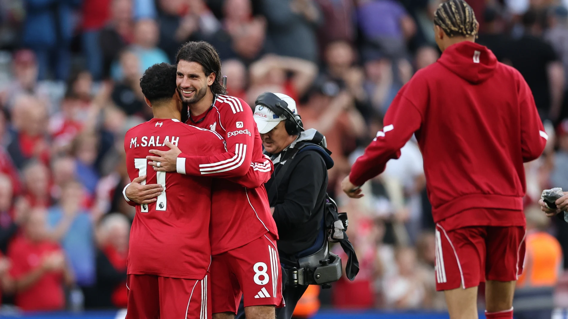 LIVERPOOL (United Kingdom), 31/08/2025.- Mohamed Salah of Liverpool (L) and Dominik Szoboszlai of Liverpool (R) embrace after winning the English Premier League soccer match between Liverpool FC and Arsenal FC, in Liverpool, Britain, 31 August 2025. (Reino Unido) EFE/EPA/ADAM VAUGHAN EDITORIAL USE ONLY. No use with unauthorized audio, video, data, fixture lists, club/league logos, 'live' services or NFTs. Online in-match use limited to 120 images, no video emulation. No use in betting, games ...