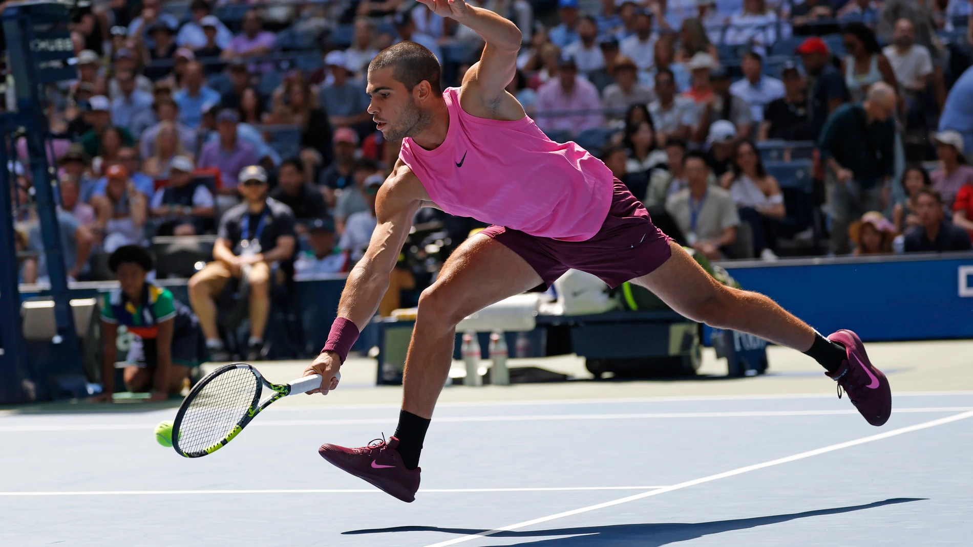 FLUSHING MEADOWS (United States), 31/08/2025.- Carlos Alcaraz of Spain in action against Arthur Rinderknech of France during their men's singles round of 16 match of the US Open Tennis Championships at the USTA Billie Jean King National Tennis Center in Flushing Meadows, New York, USA, 31 August 2025. (Tenis, Francia, España, Nueva York) EFE/EPA/JOHN G. MABANGLO