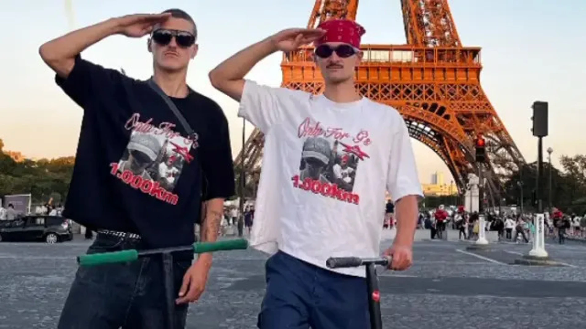 Dos jóvenes llegan a París en patinete tras un viaje de 810 kilómetros desde San Sebastián con apenas 100 euros