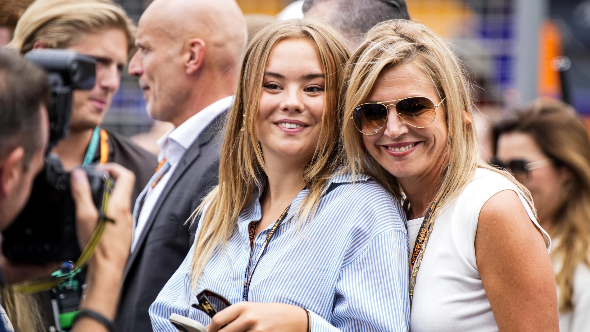 Zandvoort (Netherlands), 31/08/2025.- Dutch Queen Maxima (R) and Princess Ariane (L) before the Formula One Dutch Grand Prix race at Zandvoort Circuit in Zandvoort, the Netherlands, 31 August 2025. (Fórmula Uno, Países Bajos; Holanda) EFE/EPA/SANDER KONING