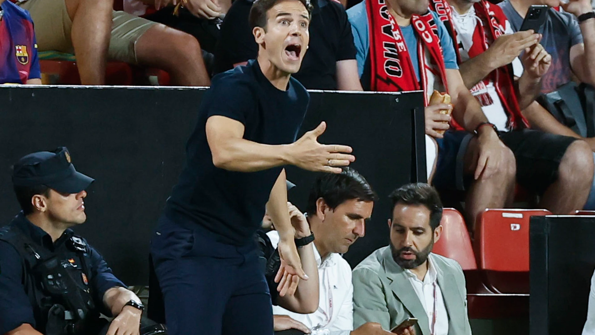 MADRID, 31/08/2025.- El entrenador del Rayo Vallecano Iñigo Pérez durante el partido de la tercera jornada de LaLiga entre el Rayo Vallecano y el FC Barcelona, este domingo en el estadio de Vallecas. EFE/Chema Moya