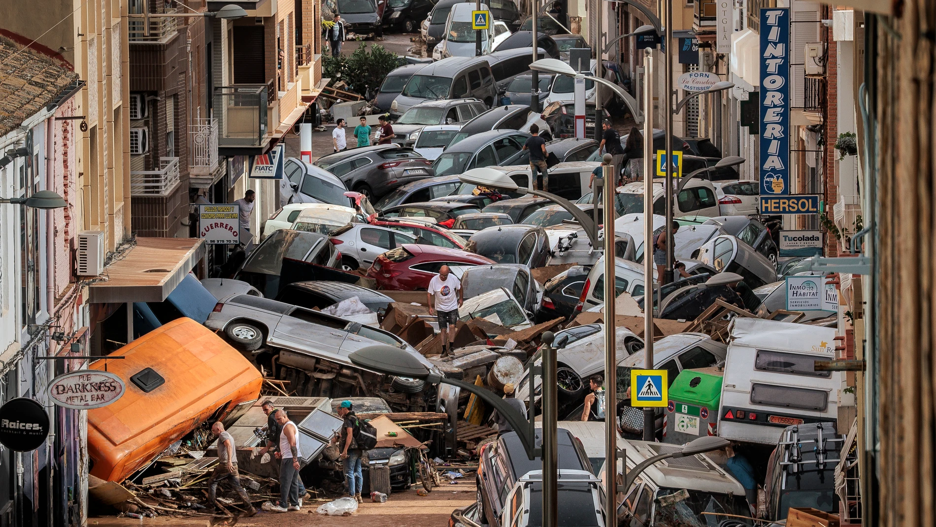 GRAFCVA9077. VALÈNCIA, 31/08/2025.- El fotoperiodista valenciano Biel Aliño ha ganado el primer premio en la categoría de Noticias (Ensayo) del concurso 'Picture of the Year Latam', convocado por Poy Latam, por una serie sobre la dana del 29 de octubre que devastó la provincia de Valencia, dentro de la cobertura gráfica que hizo para la Agencia EFE. La fotografía es una de las imágenes que forma parte de la serie premiada. EFE/oBiel Aliñ