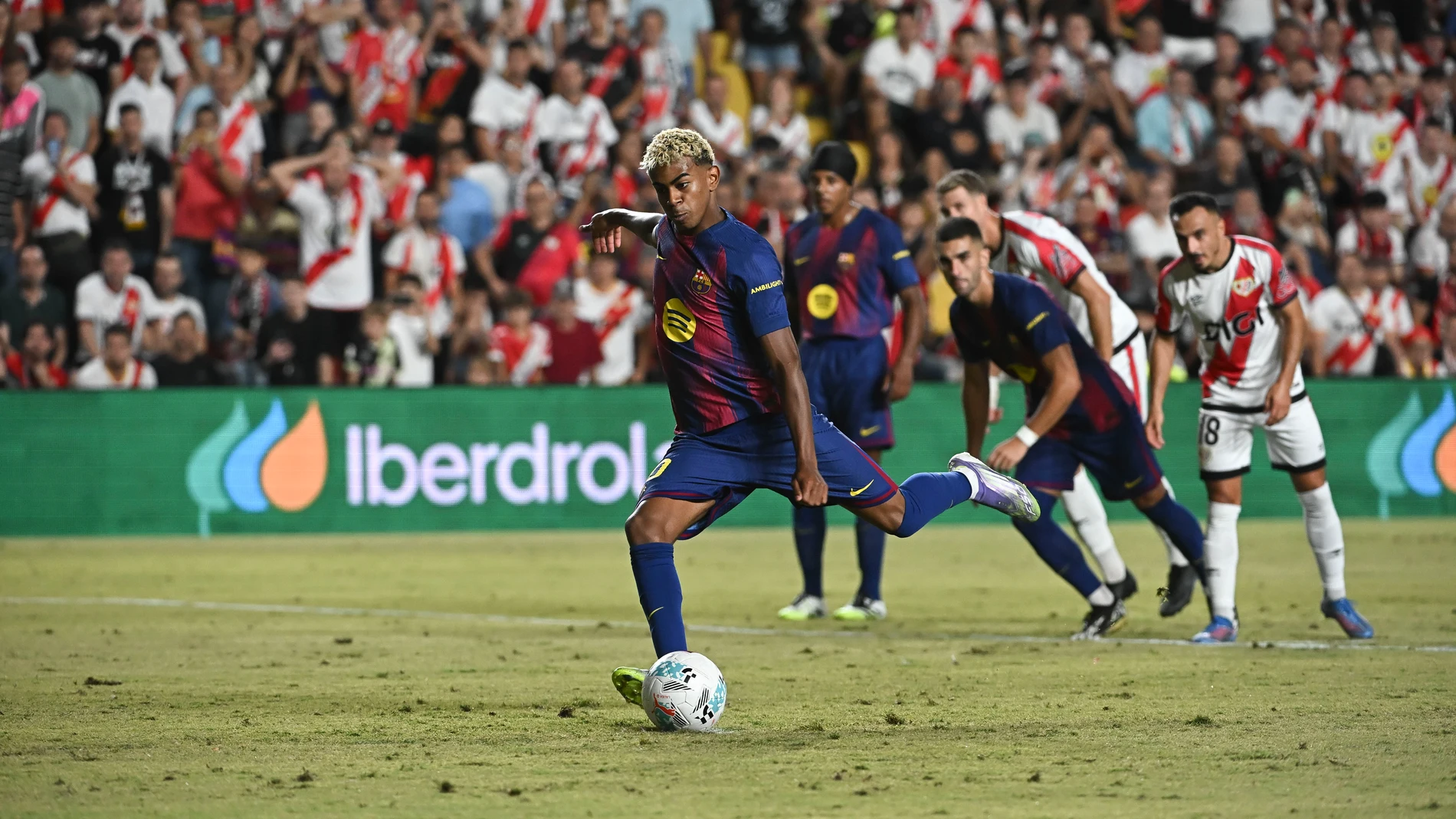 MADRID, 31/08/2025.- El delantero del FC Barcelona Lamine Yamal lanza el penalti para marcar el 0-1 durante el partido de la tercera jornada de LaLiga entre el Rayo Vallecano y el FC Barcelona, este domingo en el estadio de Vallecas. EFE/Fernando Villar