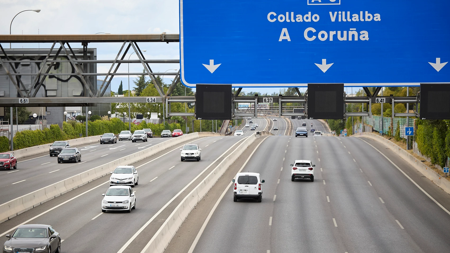 Vehículos en la carretera A-6 durante la operación retorno del verano, a 31 de agosto de 2025, en Madrid (España). La Dirección General de Tráfico (DGT) espera cinco millones de desplazamientos en el último dispositivo especial de tráfico del verano que arrancó el pasado viernes, 29 de agosto. El organismo prevé que se produzcan 5.060.000 movimientos de largo recorrido con motivo del retorno generalizado de este fin de semana. 31 AGOSTO 2025;PIXELADA Jesús Hellín / Europa Press 31/08/2025
