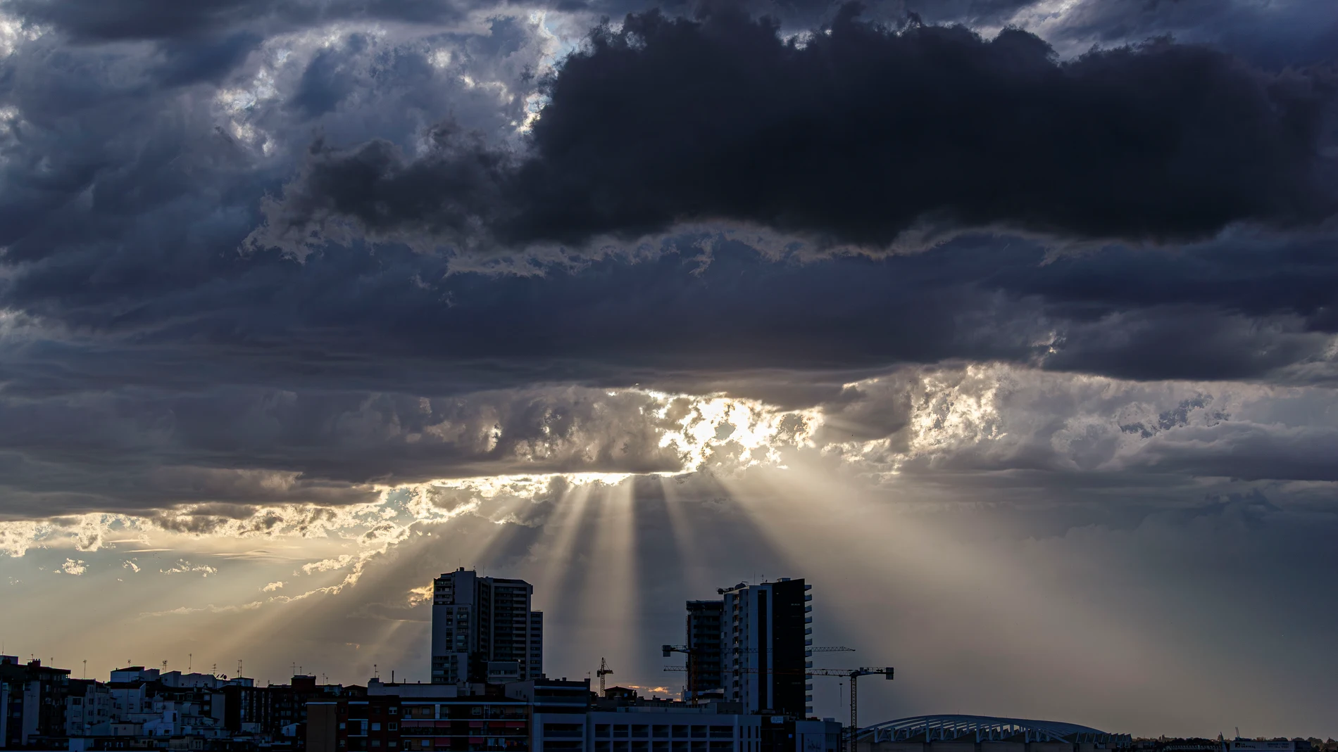 ZARAGOZA 31/08/2025.- Atardecer este domingo en Zaragoza. La Agencia Estatal de Meteorología (Aemet) anuncia para este lunes en Aragón cielo muy nuboso o cubierto con chubascos y tormentas localmente fuertes a primeras horas en el Pirineo, predominio de cielo poco nuboso en el resto y temperaturas en descenso, notable en las máximas. EFE/JAVIER BELVER