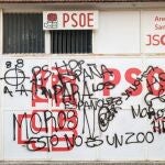 Fachada de la Casa del Pueblo del PSOE en Arenas (Ávila) con pintadas