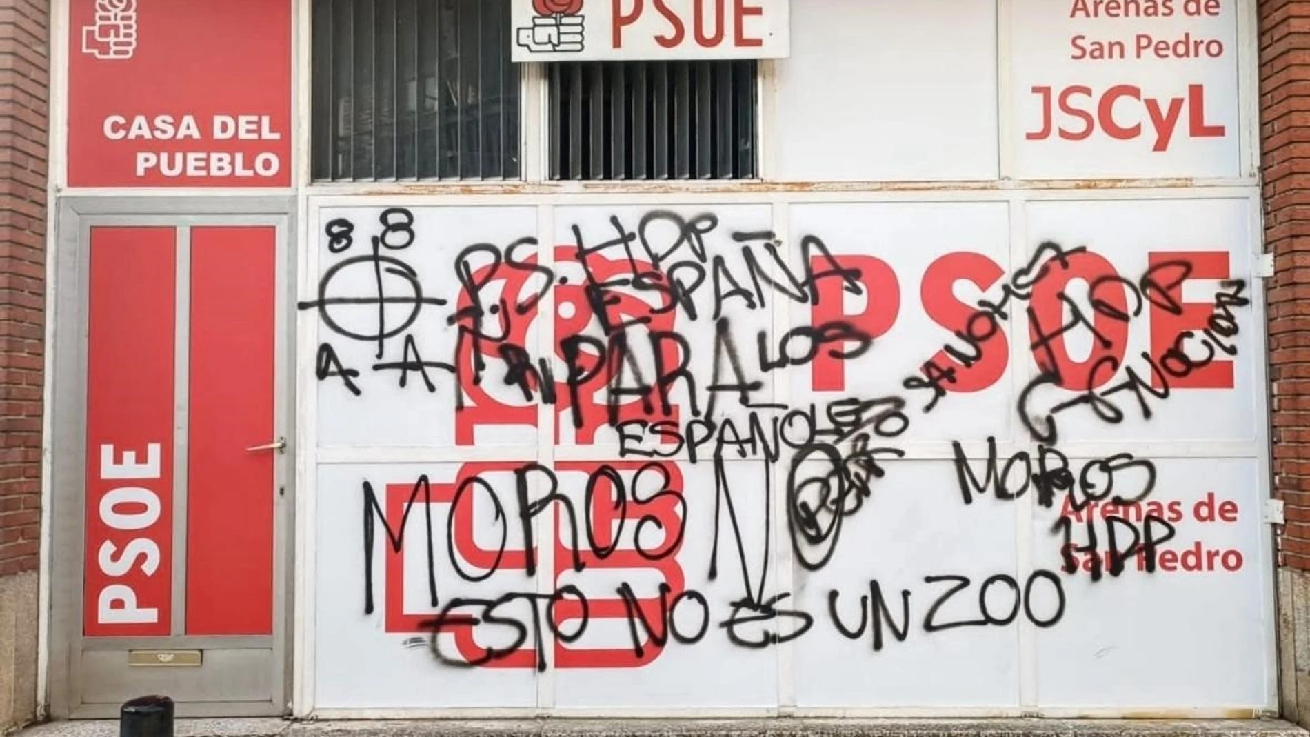 Pintadas en la Casa del Pueblo de Arenas de San Pedro.Eva Ercolanese/PSOE / Europa Press31/08/2025