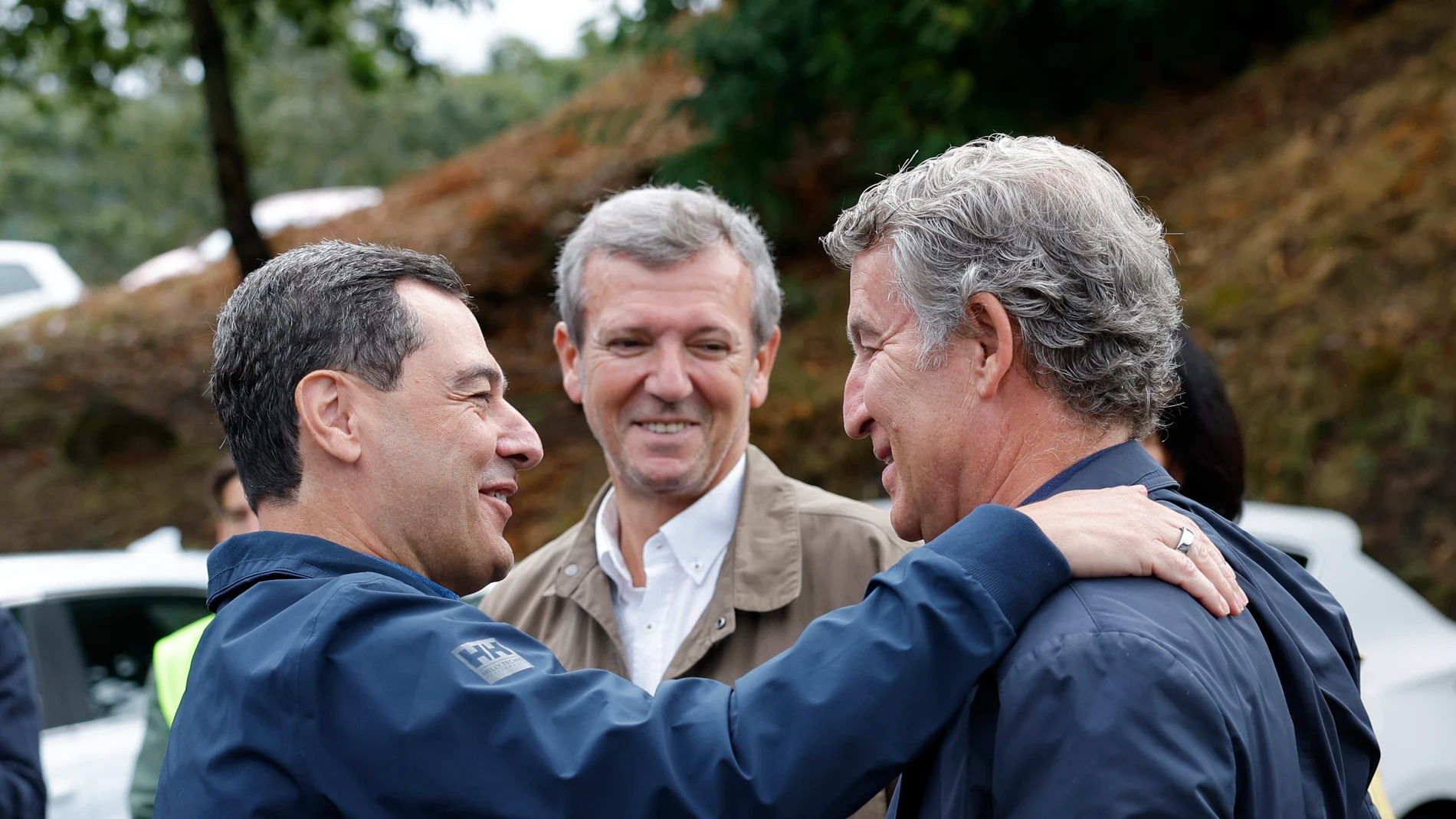 FOTODELDIA CERDEDO-COTOBADE (PONTEVEDRA), 31/08/2025.- El líder del PP, Alberto Núñez Feijóo (d), saluda al presidente de la Junta de Andalucía, Juanma Moreno (i), en presencia del presidente de la Xunta de Galicia, Alfonso Rueda (c), a su llegada al acto de inauguración de la temporada política este domingo en la localidad pontevedresa de Cerdedo-Cotobade. EFE/ Lavandeira Jr