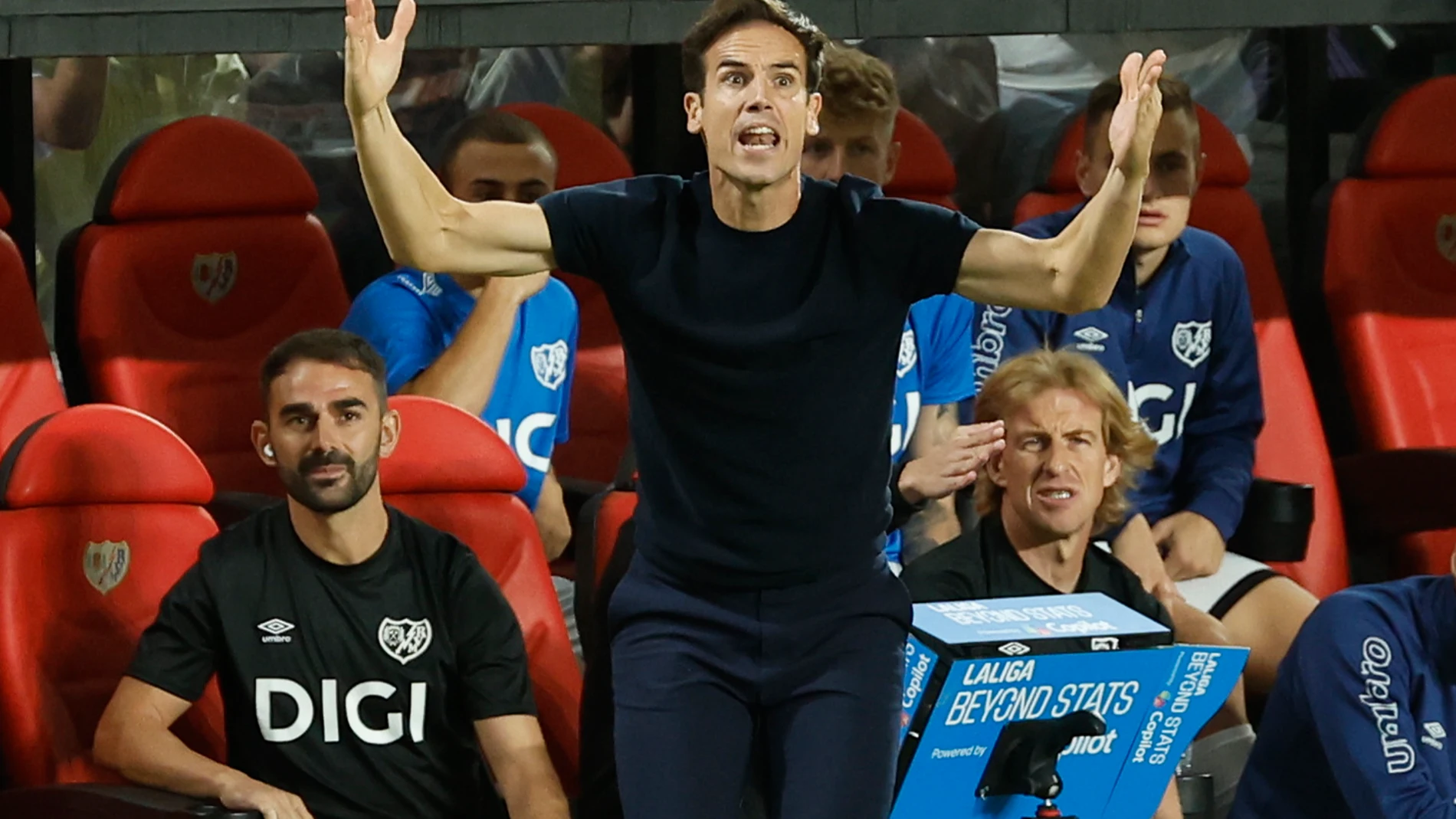 MADRID, 31/08/2025.- El entrenador del Rayo Vallecano Iñigo Pérez durante el partido de la tercera jornada de LaLiga entre el Rayo Vallecano y el FC Barcelona, este domingo en el estadio de Vallecas. EFE/Chema Moya