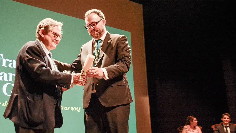 Javier Ruiz, alcalde de Tomelloso, entrega la distinción a Francisco Marhuenda como Mantenedor de la Fiesta de las Letras 2025