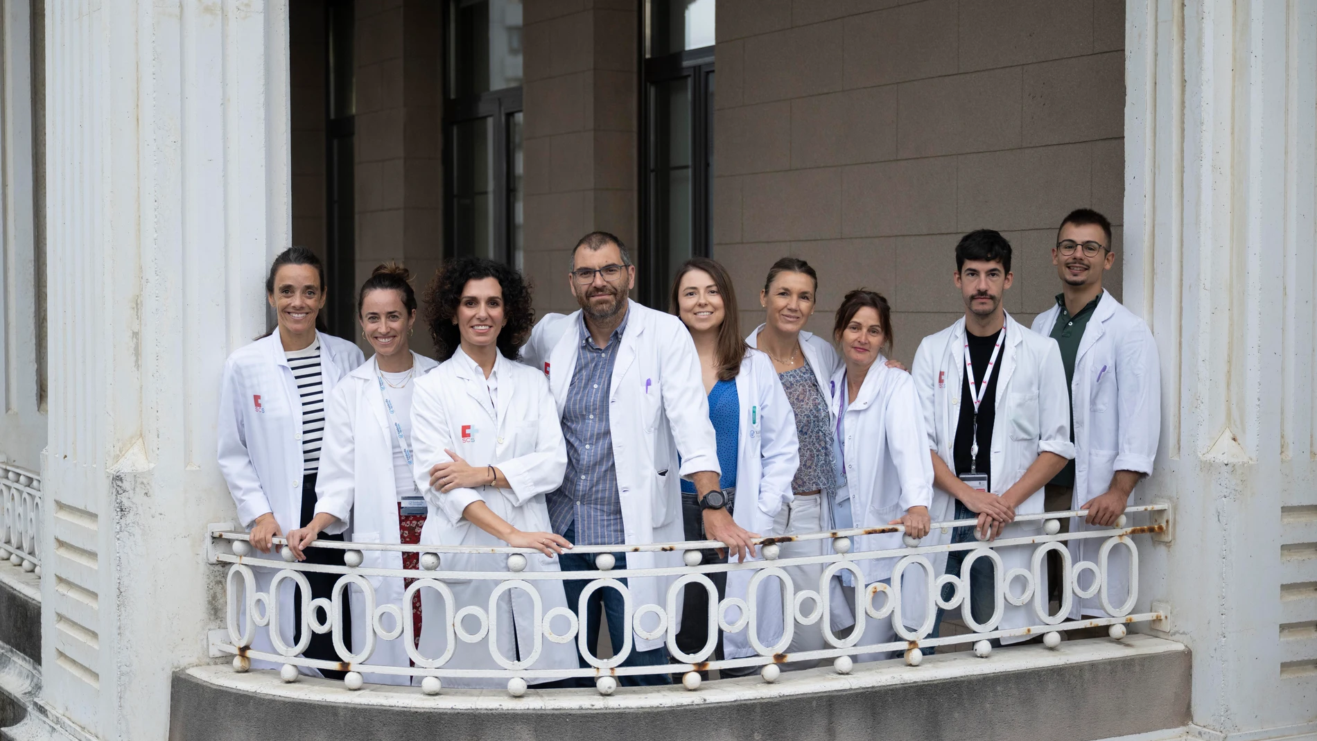 SANTANDER, 31/08/2025.- La neuróloga clínica Marta Fernández-Matarrubia (3i) junto al equipo de la unidad de deterioro cognitivo del Hospital Marqués de Valdecilla de Santander, posan tras una entrevista con EFE. EFE/ Pedro Puente Hoyos