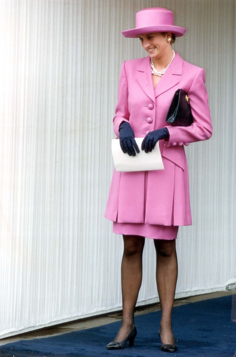 Diana de Gales con conjunto rosa.