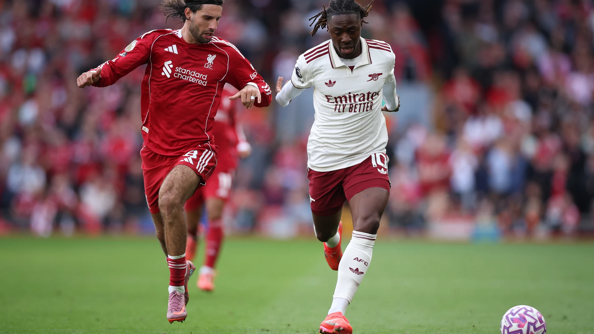 LIVERPOOL (United Kingdom), 31/08/2025.- Dominik Szoboszlai of Liverpool (L) in action against Eberechi Eze of Arsenal (R) during the English Premier League soccer match between Liverpool FC and Arsenal FC, in Liverpool, Britain, 31 August 2025. (Reino Unido) EFE/EPA/ADAM VAUGHAN EDITORIAL USE ONLY. No use with unauthorized audio, video, data, fixture lists, club/league logos, 'live' services or NFTs. Online in-match use limited to 120 images, no video emulation. No use in betting, games or s...