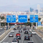 Tráfico con retenciones en la entrada a Madrid y en las carreteras a las playas andaluzas