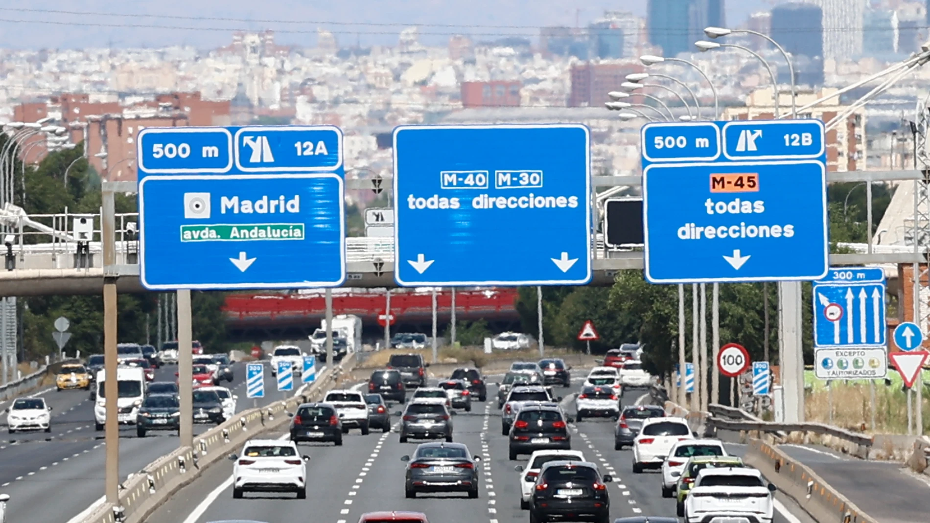 GETAFE (MADRID), 31/08/2025.- Vista de la Autovía de Andalucía dirección Madrid a la altura de Getafe este domingo. Las carreteras españolas registran este domingo, última jornada de la operación retorno, las primeras retenciones en las entradas a Madrid por la A-3 a la altura de Fuentidueña de Tajo y en las carreteras andaluzas, principalmente de Cádiz y Huelva en dirección a Sevilla. EFE/Rodrigo Jiménez