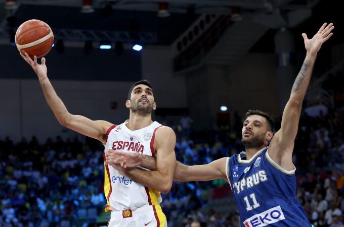 Aldama recibe la falta de Koumis