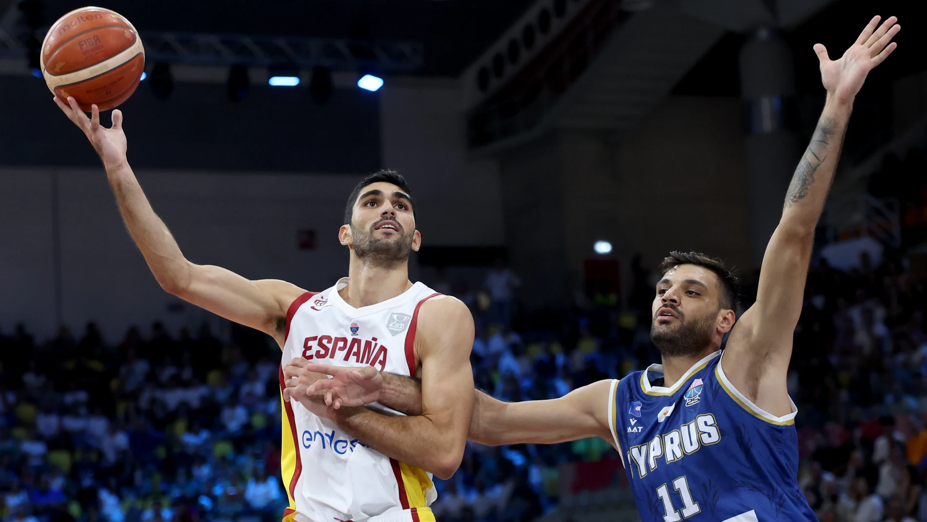 Aldama recibe la falta de Koumis