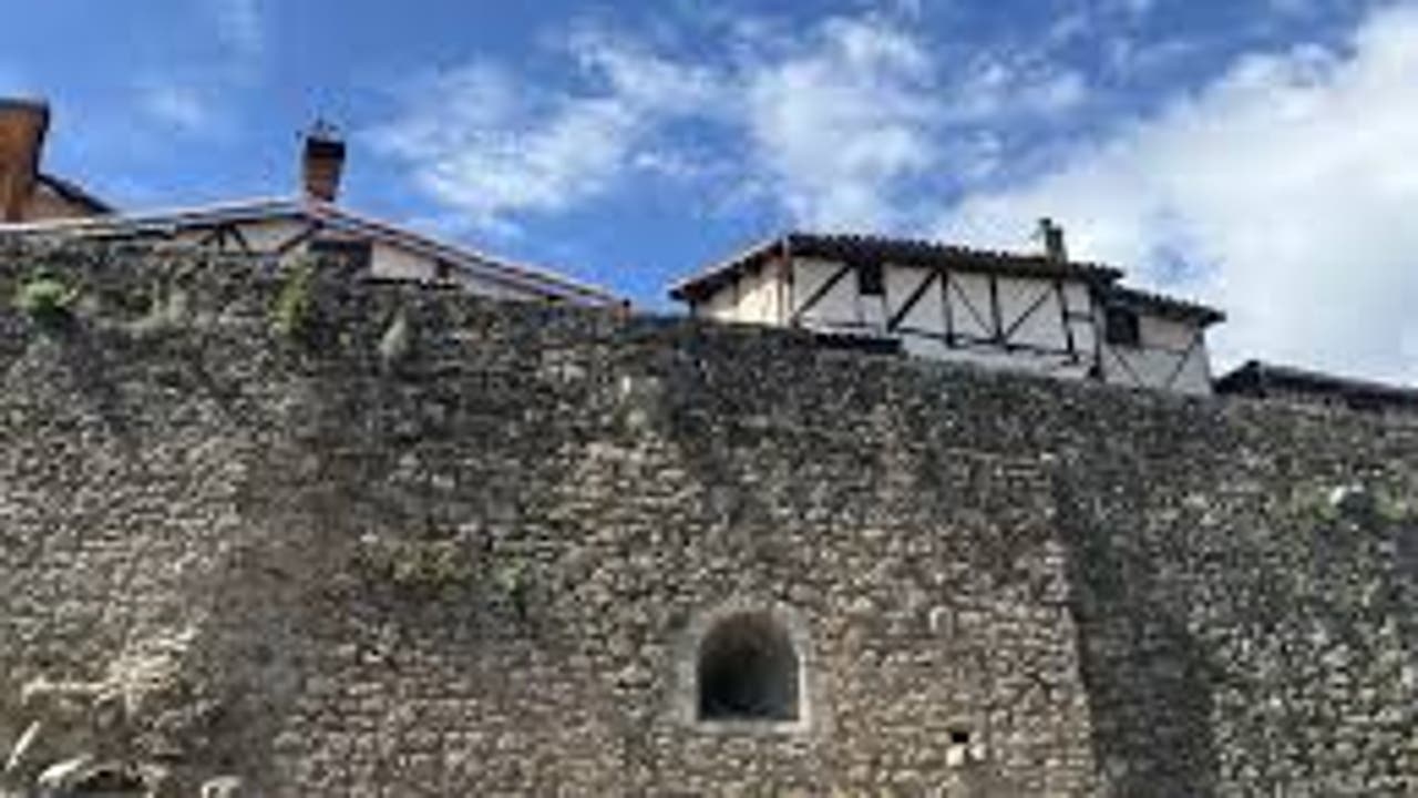 Esta espectacular villa medieval es la única de España que mantiene sus murallas intactas