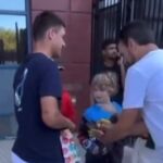Kamil Majrzchak regala una gorra al aficionado al que se la robaron