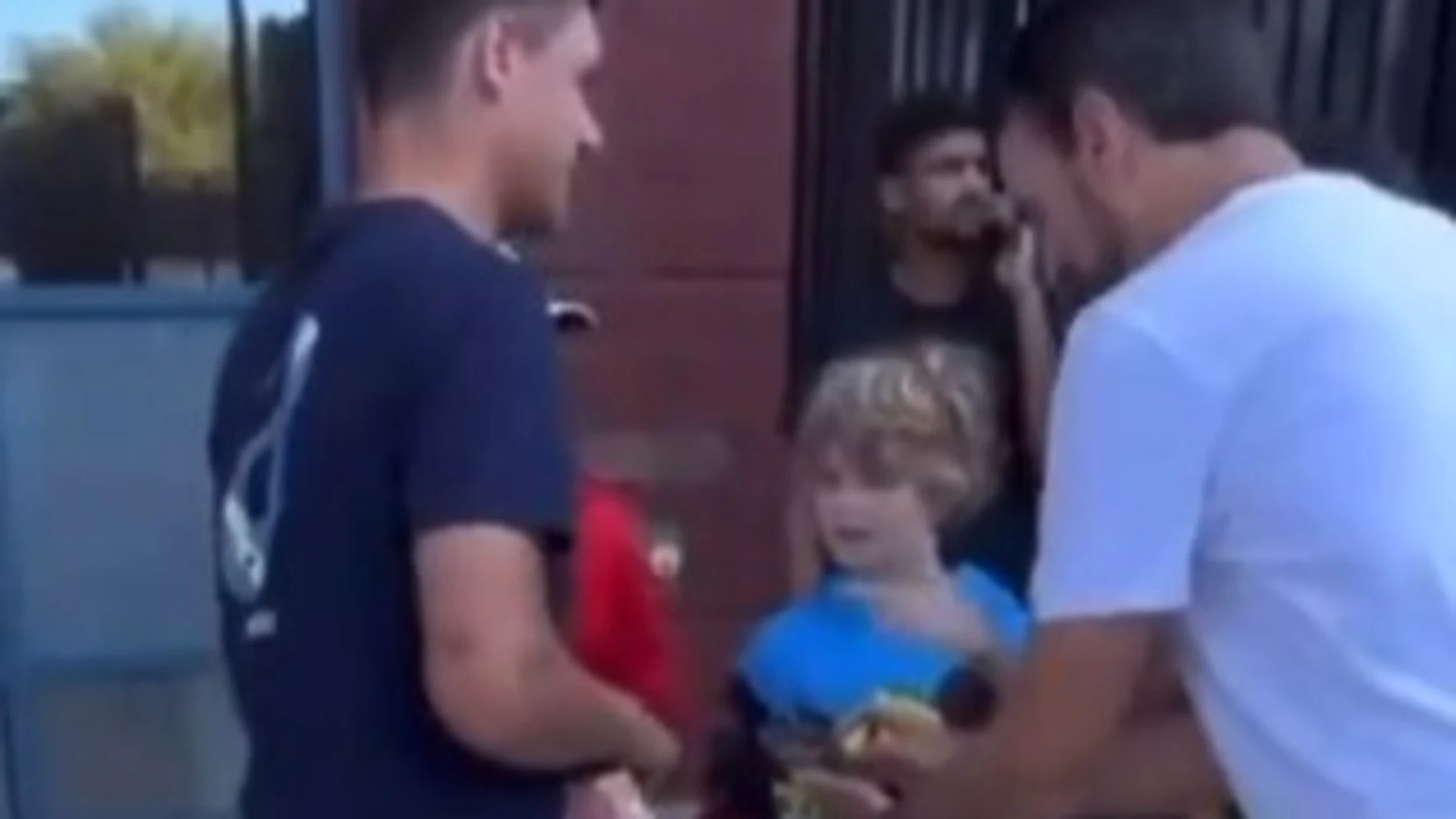Kamil Majrzchak regala una gorra al aficionado al que se la robaron