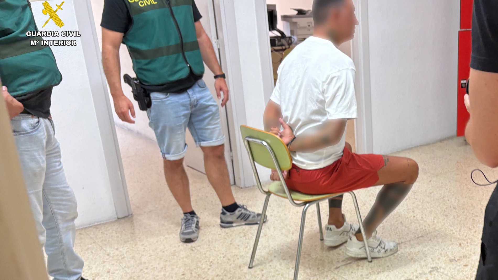 BARCELONA, 31/08/2025.- La Guardia Civil ha detenido en Barcelona a un fugitivo de la justicia italiana que lideraba una organización criminal de carácter mafioso dedicada al tráfico de drogas a gran escala y a la extorsión, además de tráfico ilegal de armas y explosivos.Según ha informado la Guardia Civil en un comunicado, el detenido estaba incluido en la lista de los más peligrosos y era un prófugo de la justicia italiana desde 2023 con varias causas penales pendientes. EFE/ Guardia Civil...