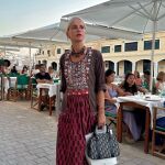 Mónica Anoz tiene el vestido ideal para pasar del verano al otoño