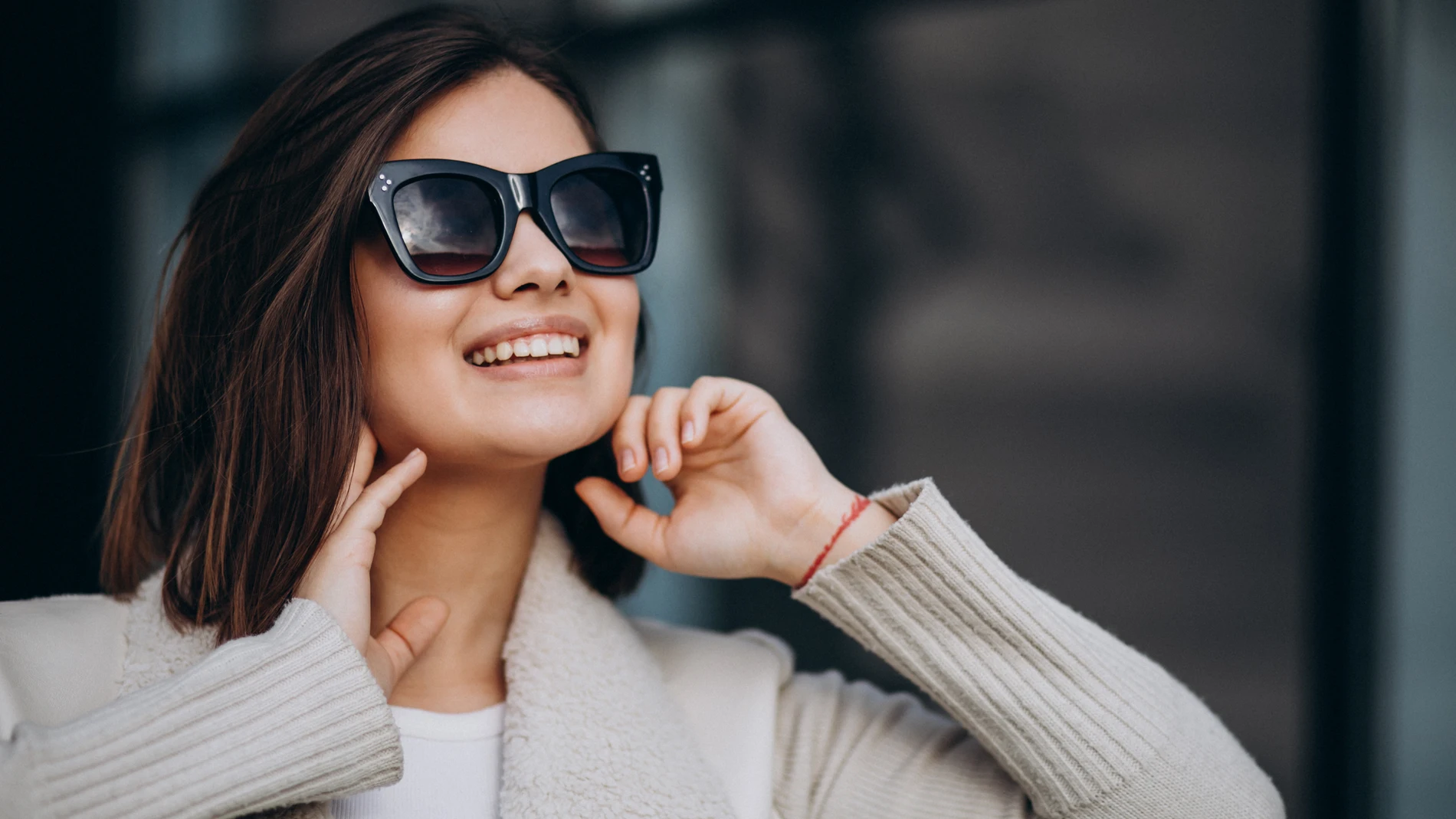 Mujer feliz con gafas de sol