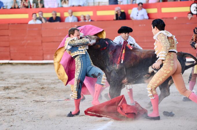 La espectacular imagen del vestido de Román por la que entiendes que su cogida es un verdadero milagro