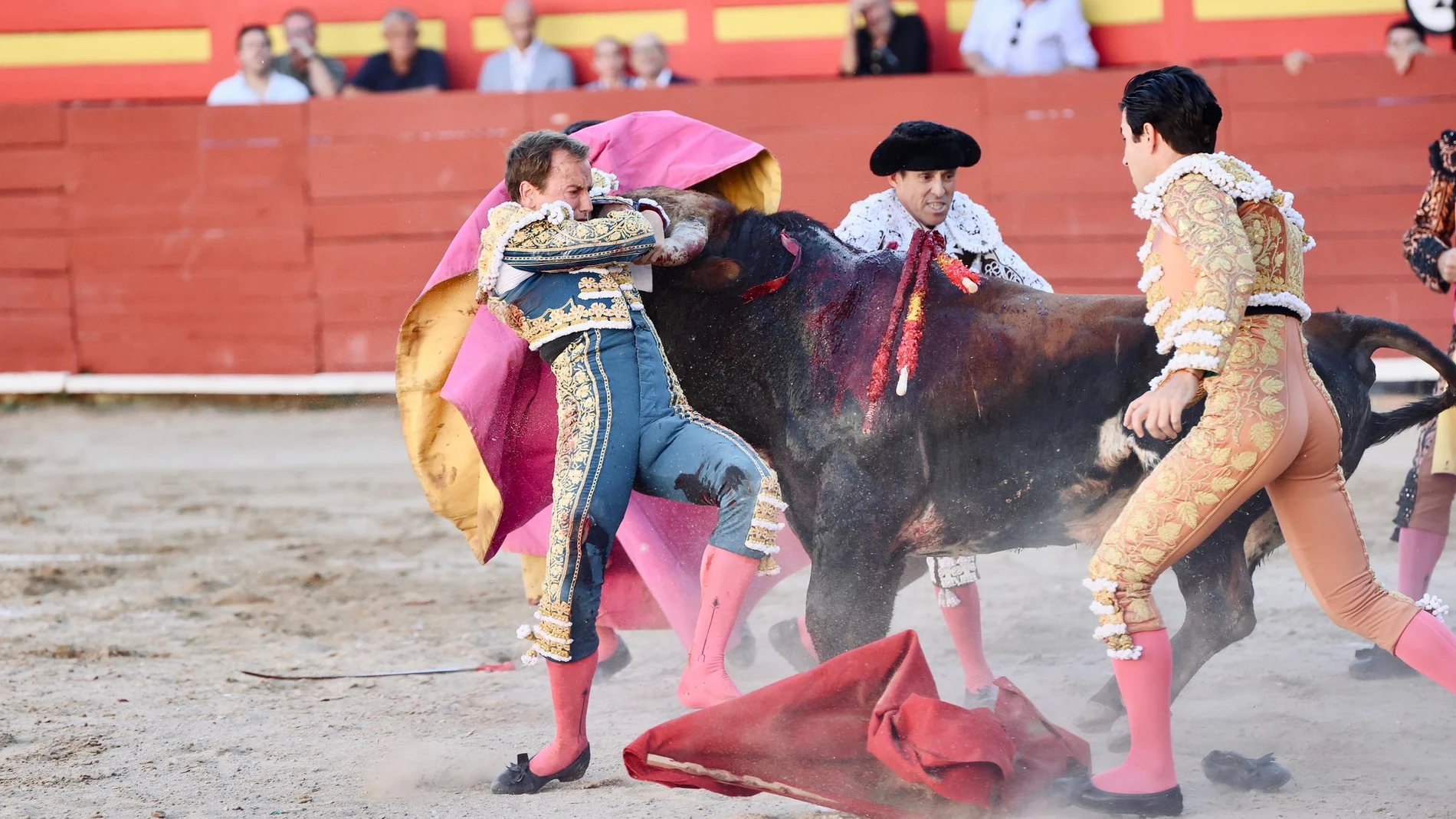 La espectacular imagen del vestido de Román por la que entiendes que su cogida es un verdadero milagro
