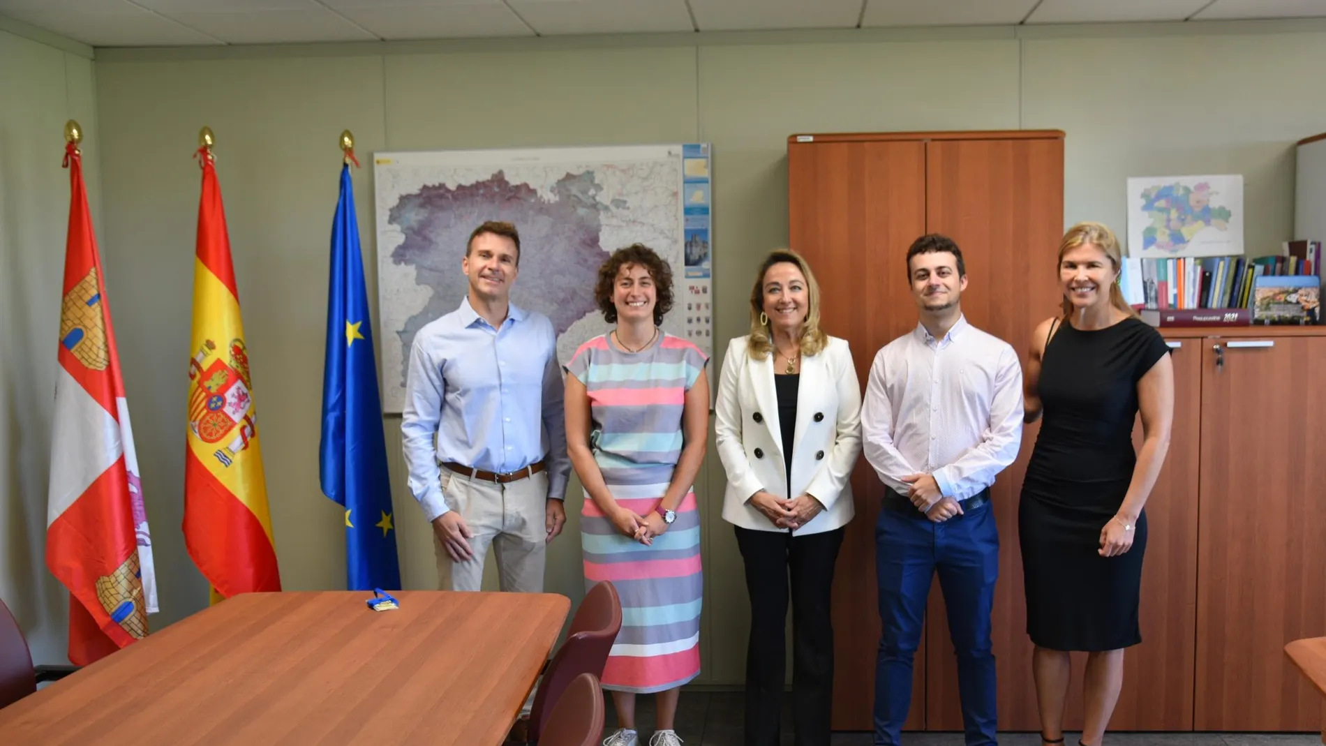 La directora de Acción Exterior de la Junta, Ruth Andérez, y la directora de la Delegación Permanente de Castilla y León en Bruselas, Clara San Damián., junto a los nuvos becarios