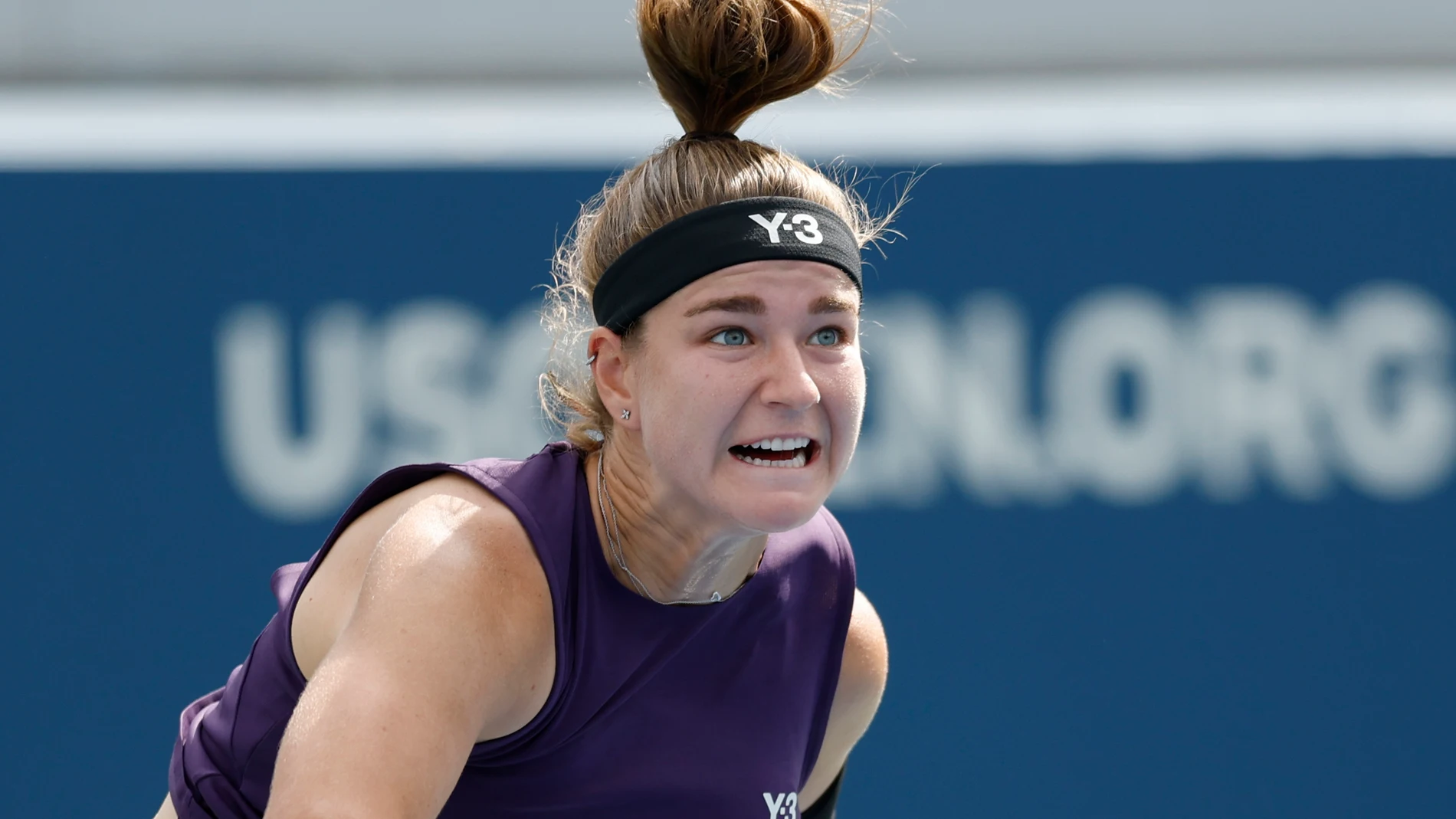 FLUSHING MEADOWS (United States), 01/09/2025.- Karolina Muchova of the Czech Republic serves against Marta Kostyuk of Ukraine during the fourth round of the US Open Tennis Championships at the USTA Billie Jean King National Tennis Center in Flushing Meadows, New York, USA, 01 September 2025. The US Open tournament runs from 24 August through 07 September. (Tenis, República Checa, Ucrania, Nueva York) EFE/EPA/JOHN G. MABANGLO