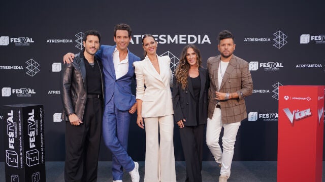 Los cuatro coaches de esta edición rodean a la presentadora del formato, Eva González, en la primera jornada del FesTVal