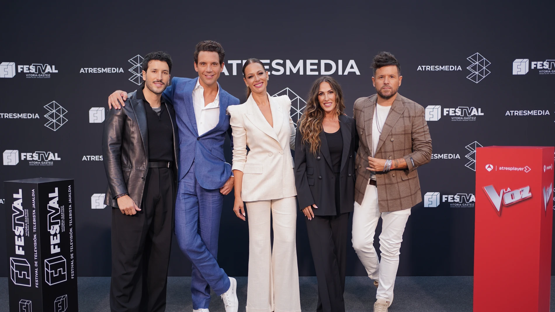 Los cuatro coaches de esta edición rodean a la presentadora del formato, Eva González, en la primera jornada del FesTVal
