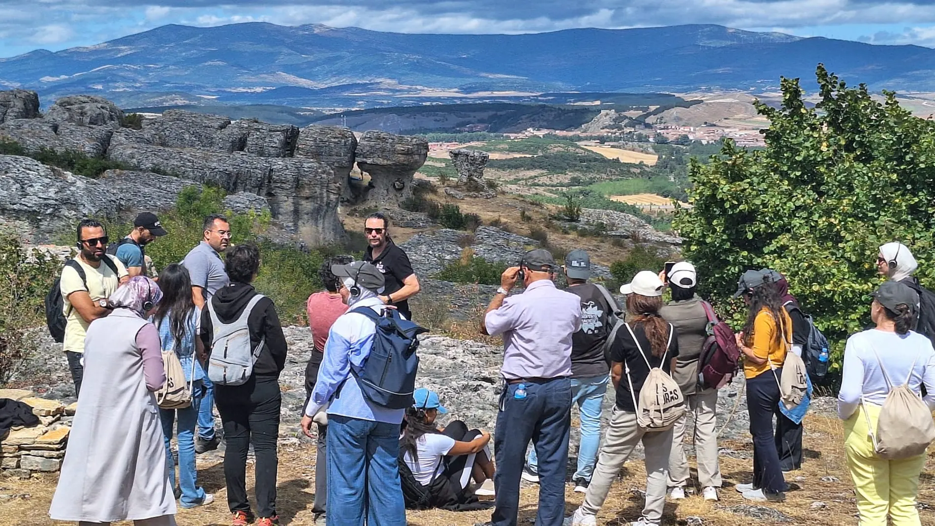 Profesores y estudiantes árabes visitan el Geoparque Las Loras