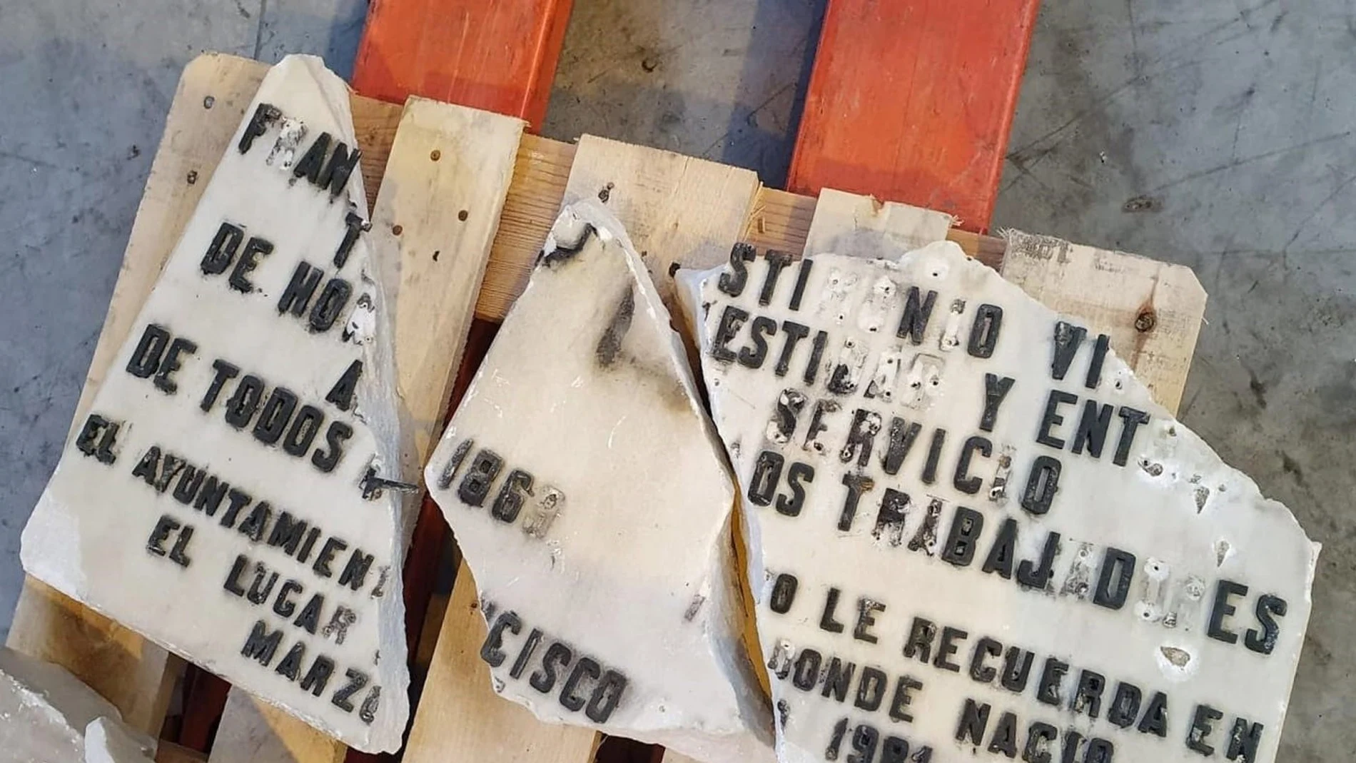 El Ayuntamiento restaurará la placa de Largo Caballero "en el tiempo y forma que marca la sentencia"