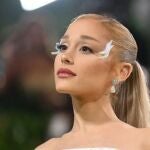 Ariana Grande y Swarovski lanzan su colección de joyas: desde tiaras hasta clips musicales en cristal puro