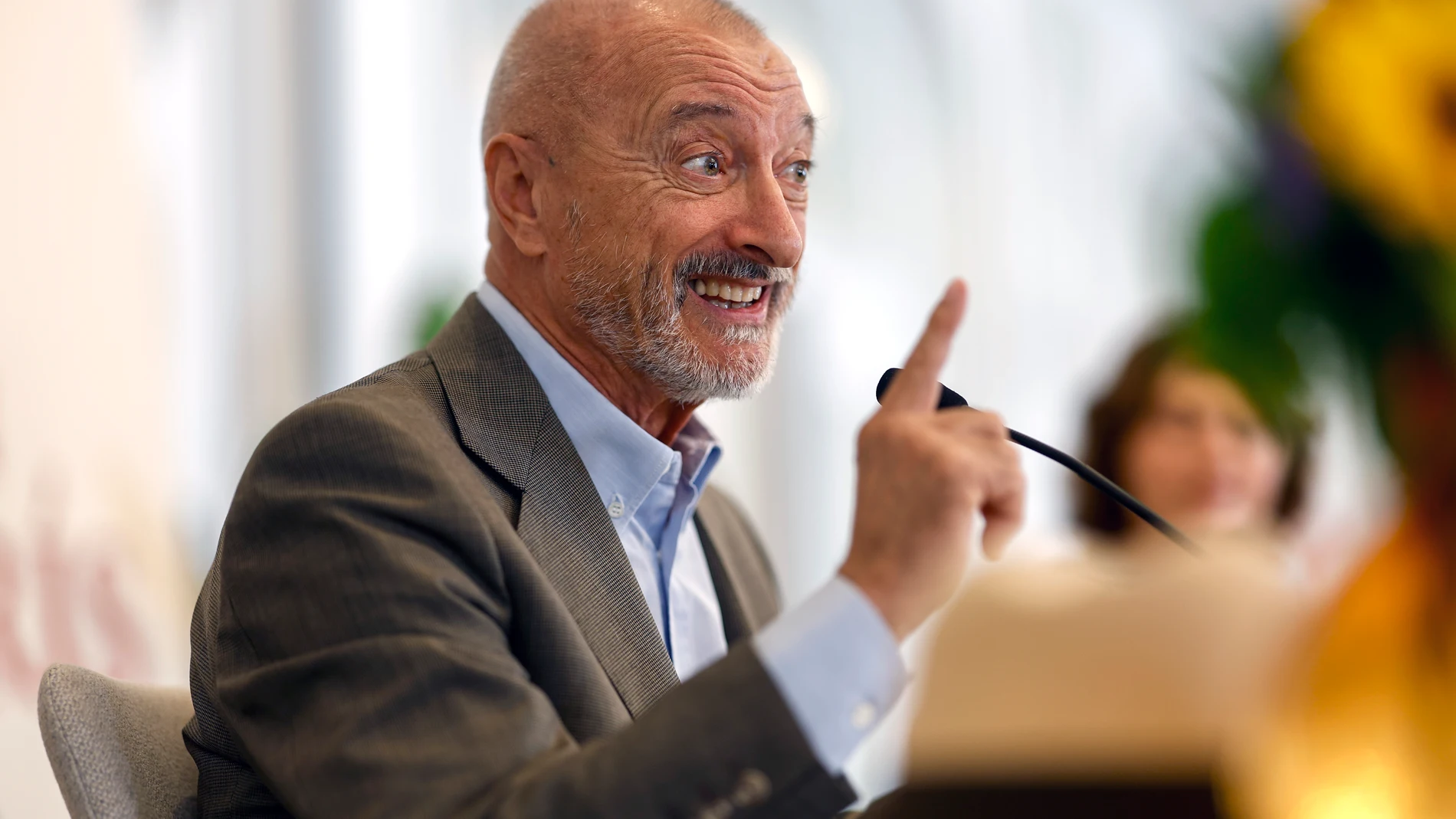 MADRID, 02/09/2025.- El escritor Arturo Pérez-Reverte, este martes duarnte la presentación de su nueva novela sobre el capitán Alatriste, 'Misión en París', coincidiendo con el 30 aniversario de la saga con la que se adentró en el Siglo de Oro español, y que, traducida a más de 40 idiomas, ha vendido más de cuatro millones ejemplares solo en España.-EFE/ Rodrigo Jiménez