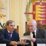 El consejero de Movilidad y Transformación Digital, José Luis Sanz Merino, firma con el alcalde de Valladolid, Jesús Julio Carnero, un acuerdo para la cesión de una parcela para la construcción de un parque de maquinaria