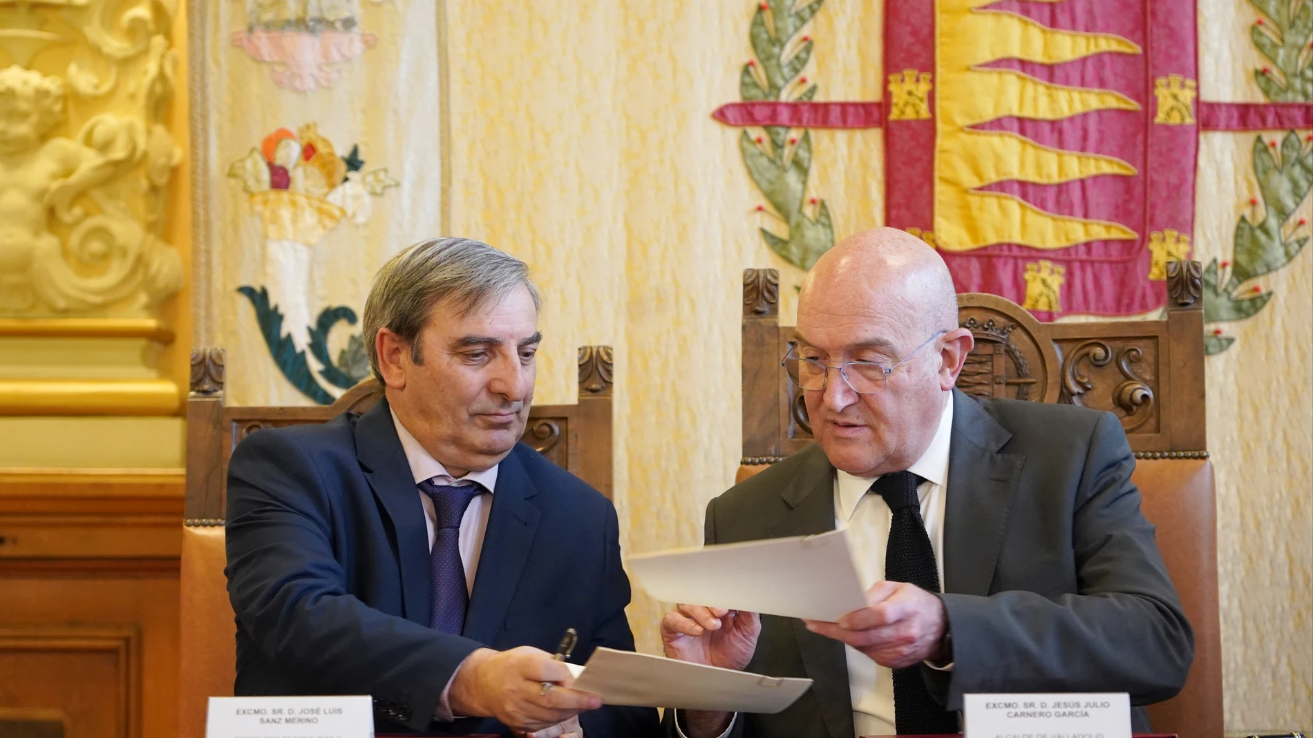 El consejero de Movilidad y Transformación Digital, José Luis Sanz Merino, firma con el alcalde de Valladolid, Jesús Julio Carnero, un acuerdo para la cesión de una parcela para la construcción de un parque de maquinaria