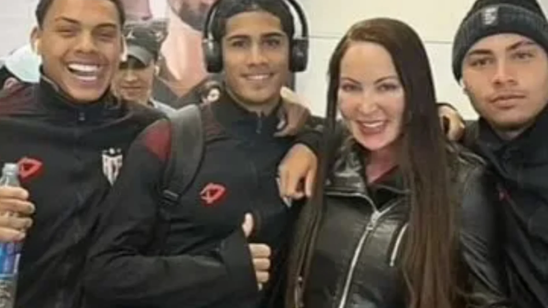 La foto con una actriz porno que ha acabado con seis futbolistas expulsados por su club