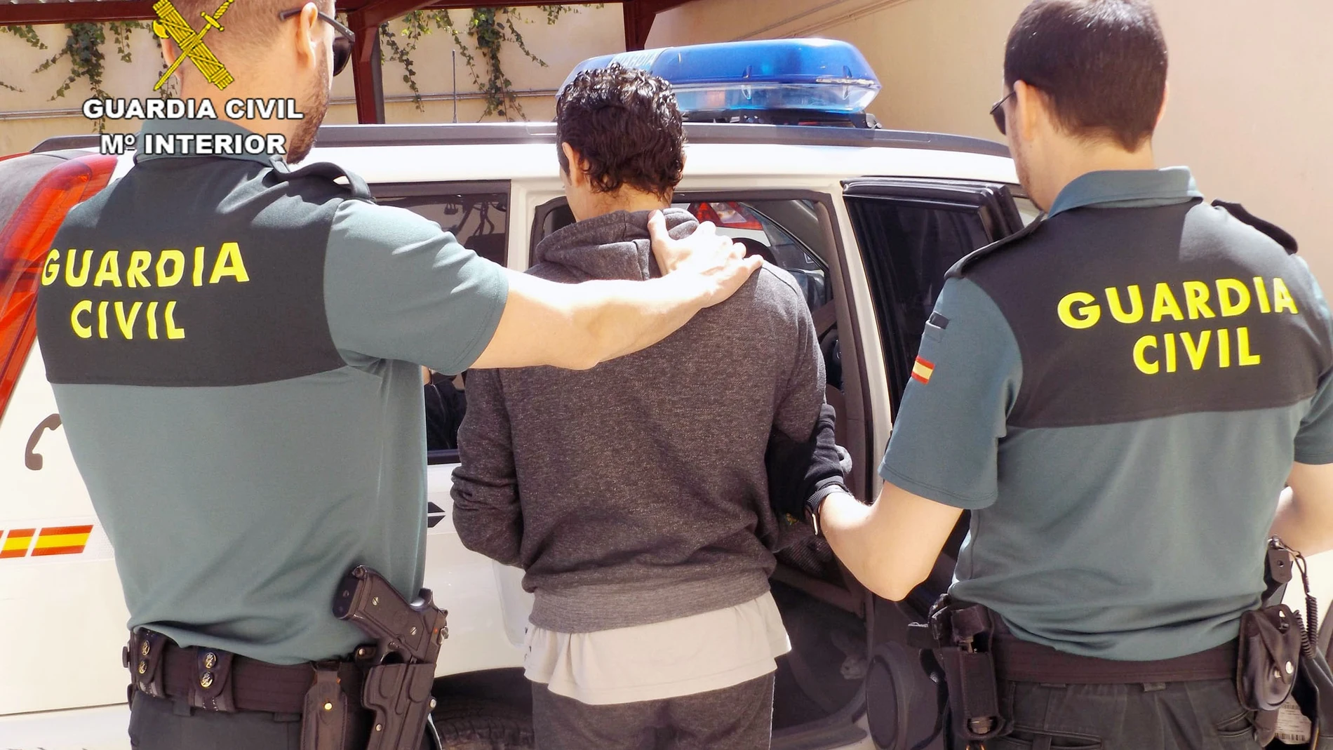 Uno de los detenidos es custodiado por dos agentes de la Guardia Civil REMITIDA / HANDOUT por Guardia Civil Fotografía remitida a medios de comunicación exclusivamente para ilustrar la noticia a la que hace referencia la imagen, y citando la procedencia de la imagen en la firma 02/09/2025