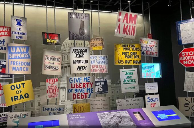 Una de las muestras explícitamente reivindicativas presentes en el interior de la sala de uno de los museos del Smithsonian que ha provocado la ira de Trump