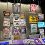 Una de las muestras explícitamente reivindicativas presentes en el interior de la sala de uno de los museos del Smithsonian que ha provocado la ira de Trump