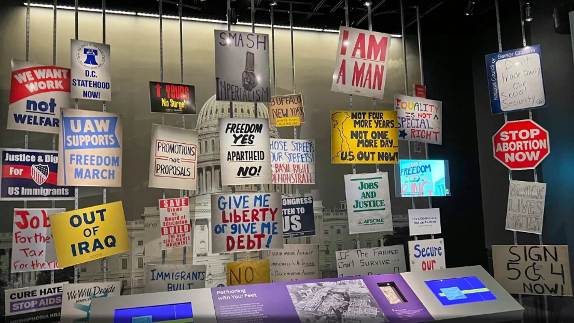 Una de las muestras explícitamente reivindicativas presentes en el interior de la sala de uno de los museos del Smithsonian que ha provocado la ira de Trump