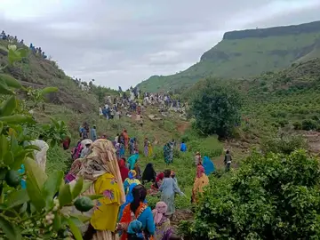 Piden ayuda urgente tras deslizamiento tierra que dejó más de mil muertos en oeste Sudán DARFUR, 02/09/2025.- Imágenes publicadas por el Portavoz oficial de la Coordinación General para Desplazados y Refugiados de Jebel Marra en Facebook que muestran el deslizamiento que ha dejado más de mil muertos en estas montañas de Darfur. El Gobernador de la región sudanesa de Darfur, Minni Arko Minawi, pidió este martes "ayuda internacional urgente" tras la muerte de alrededor de mil personas en un deslizamiento de tierra que sepultó una aldea en esa región del oeste del país africano. EFE...