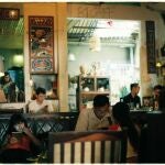 Una familia tomando algo en un bar