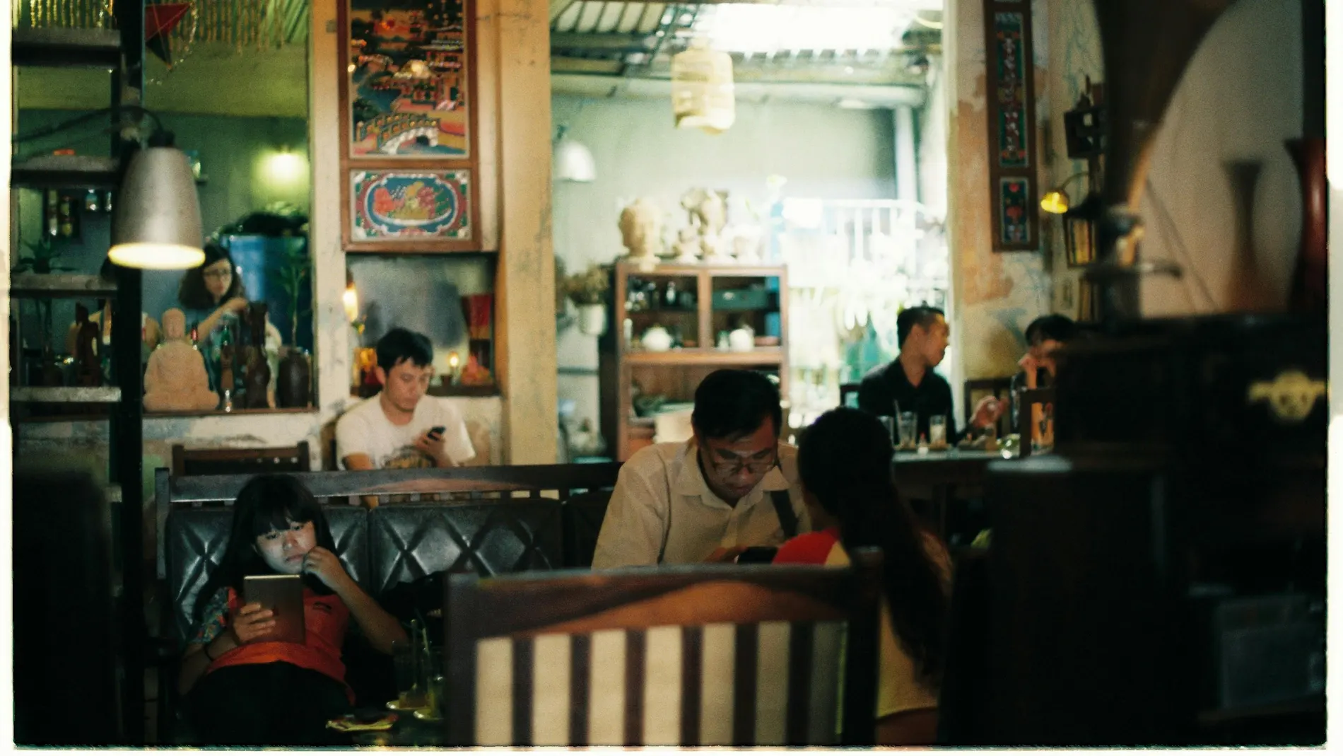 Una familia tomando algo en un bar